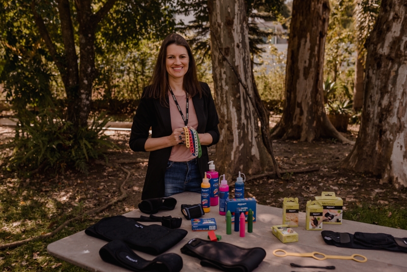 Cristina com os produtos pensados para quem tem alguma defici&ecirc;ncia Foto: MERCUR/DIVULGA&Ccedil;&Atilde;O/JC