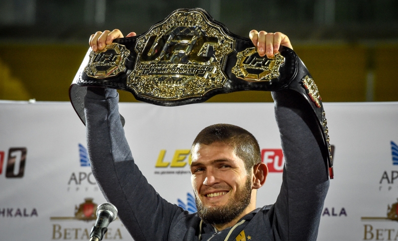 Khabib &eacute; o &uacute;nico a vencer tr&ecirc;s lutas de cintur&atilde;o seguidas por finaliza&ccedil;&atilde;o na divis&atilde;o dos leves
