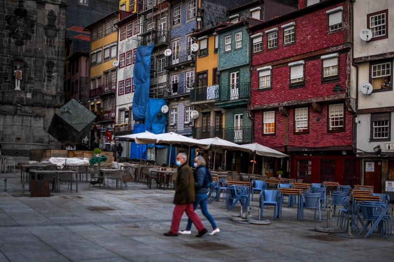 As novas restrições devem seguir o modelo do primeiro confinamento, mas com as escolas abertas