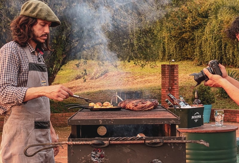 Através do projeto El Topador, Antônio Costaguta ensina os macetes da gastronomia perto do fogo Foto: Arquivo Pessoal/Divulgação/JC/