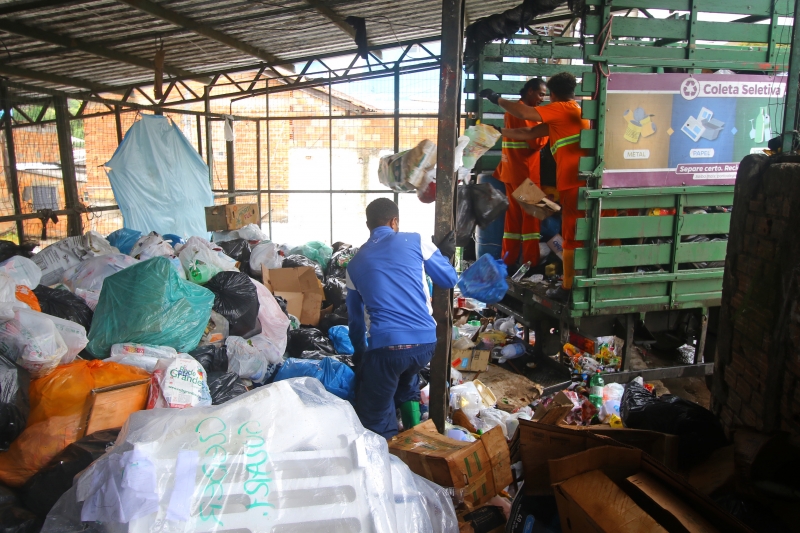 A coleta seletiva e a triagem pelas cooperativas de reciclagem são etapas do gerenciamento dos resíduos