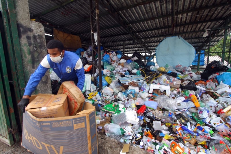 Triagem dos resíduos recicláveis é feita manualmente por catadores; na foto, cooperativa em Porto Alegre