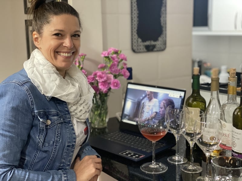 A sommelier Michelle Landgraf envia kits para que o público deguste vinhos em casa com sua orientação e na companhia de outras pessoas