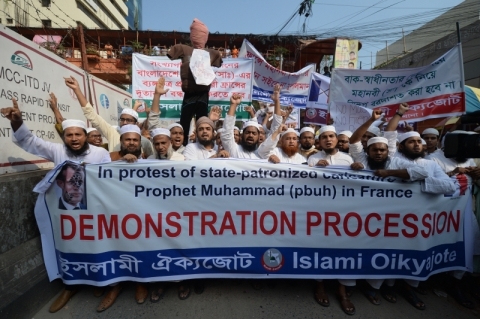 Cerca de 40 mil pessoas vão às ruas de Daca protestar contra a França