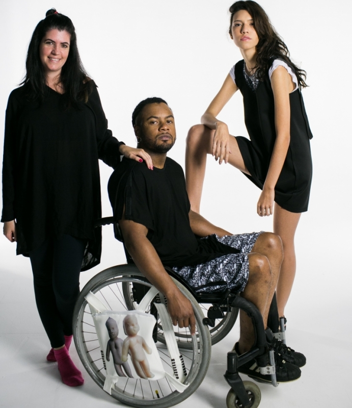 Vit&oacute;ria Cuervo ao lado de modelos vestindo a cole&ccedil;&atilde;o Plastic Foto: ANA VIANA/DIVULGA&Ccedil;&Atilde;O/JC