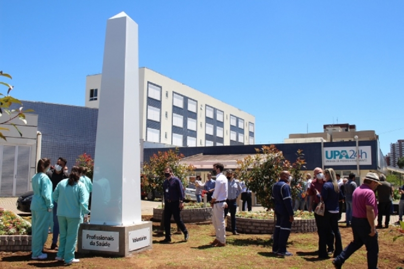 Obelisco foi instalado próximo de área criada para atender os pacientes