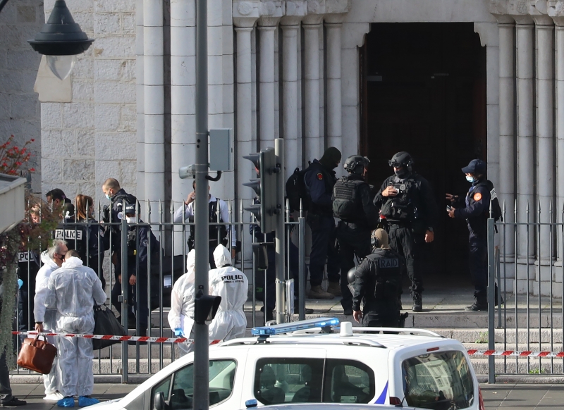Ataque ocorreu em frente à saída da igreja de Notre Dame