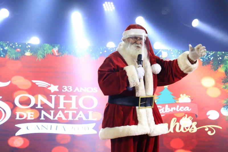Na quarta-feira, um Papai Noel com prote��o facial explicou protocolos contra Covid no evento