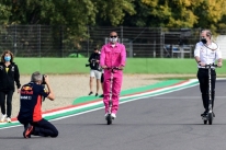 Lewis Hamilton chega em Ímola com conjunto rosa e rouba a cena