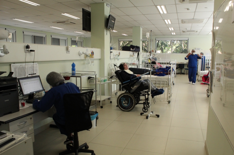 Voluntários realizam encontros online com jovens que têm lesão cerebral profunda e deficiência motora