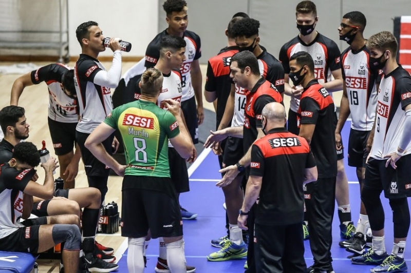 Carinhosamente chamado de 'tio', Negr&atilde;o (c) tem a confian&ccedil;a do jovem time paulista
