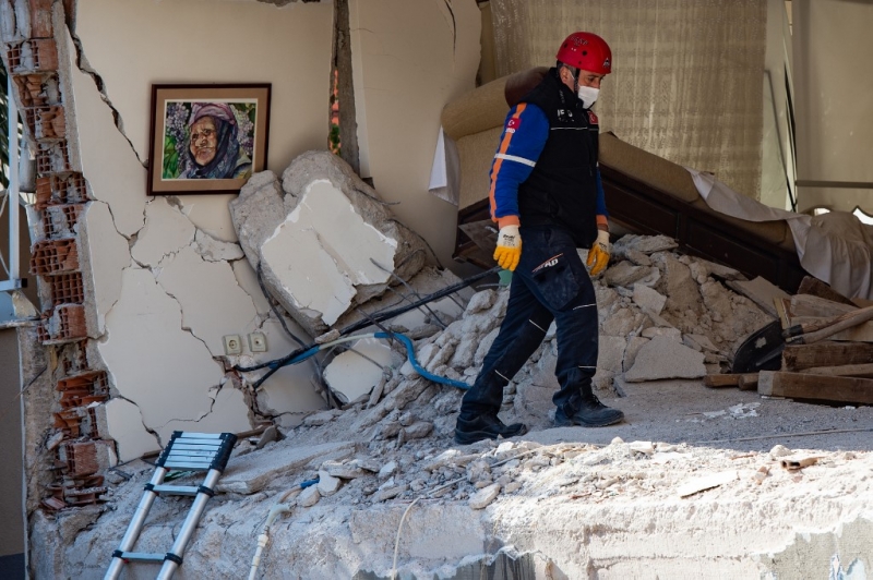 Equipes de resgate seguem as buscas por pessoas com vida em Izmir, na Turquia