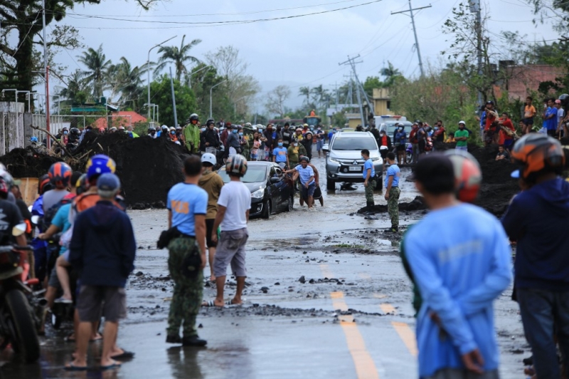 Tufão Goni arrancou telhados, derrubou linhas de energia e causou inundações deixando centenas de milhares de pessoas desabrigadas
