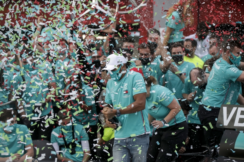 Hamilton comemora a vitória em uma corrida que teve abandonos, acidentes e reviravoltas
