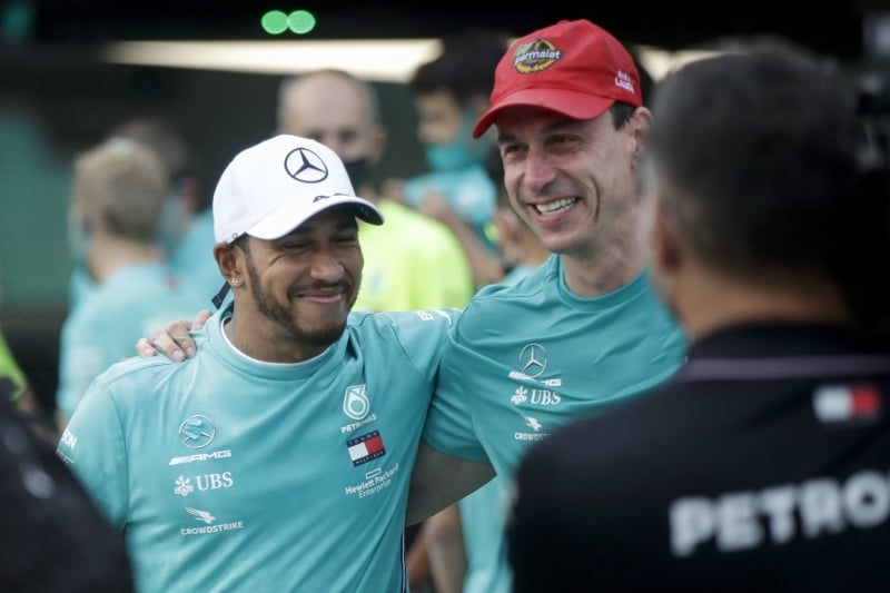 Além de Hamilton, o chefe da equipe Toto Wolff não tem a permanência assegurada na Mercedes