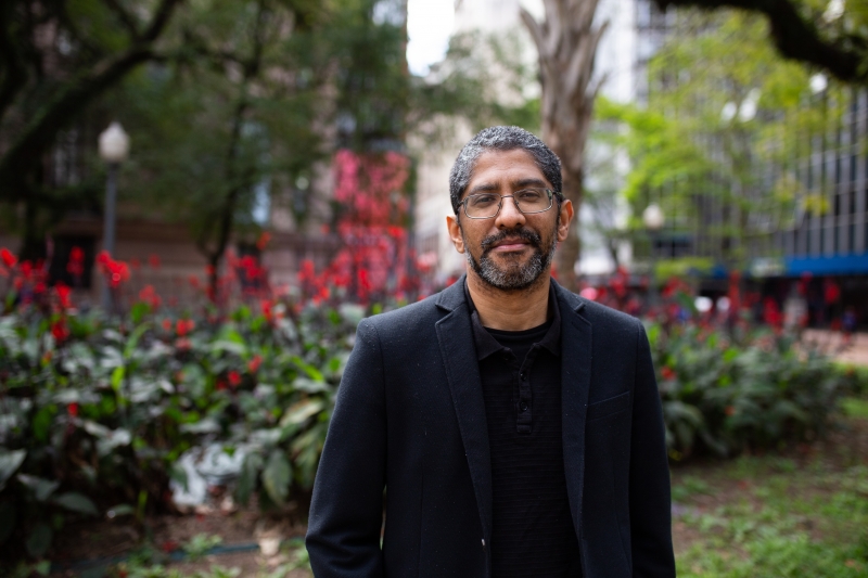 Patrono Jeferson Tenório aborda desafios da literatura em um mundo marcado por distâncias