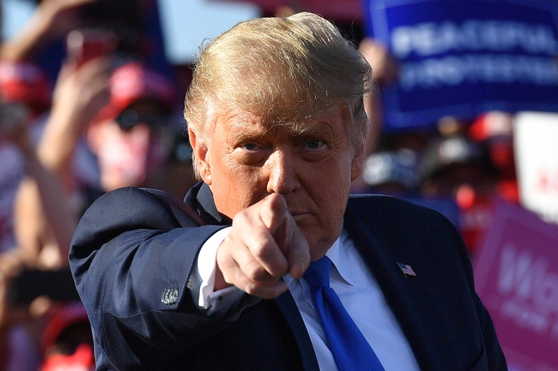 Time de Donald Trump se recusa a repassar informações, como é praxe