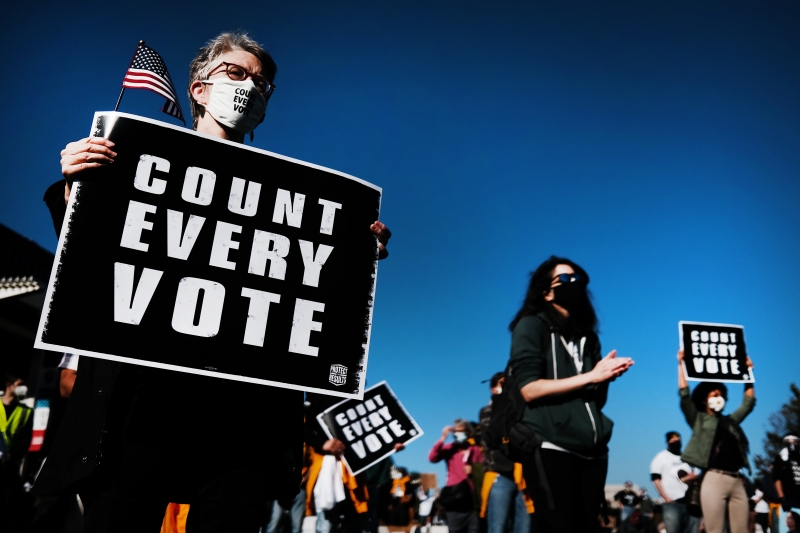 Nas ruas, eleitores republicanos pedem por recontagem de votos