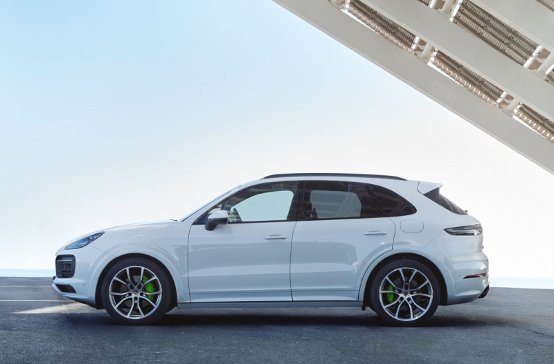 Porsche amplia autonomia elétrica do Cayenne híbrido