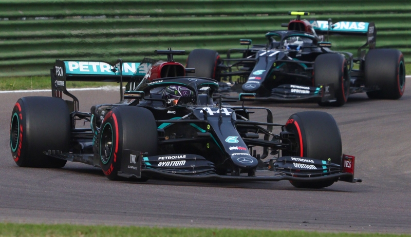 Desde a pré-temporada, os carros pilotados por Hamilton e Bottas adotaram o preto