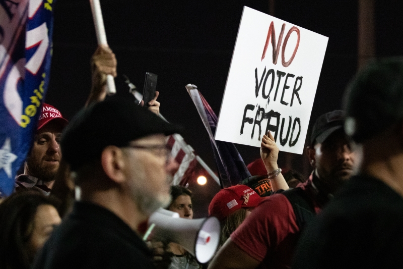 Em Phoenix, manifestantes pró-Trump acusavam processo de fraude