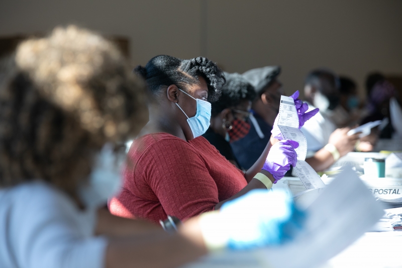 Segundo a Edison Research, com cerca de 96% das cédulas apuradas, Biden tem 49,6% dos votos