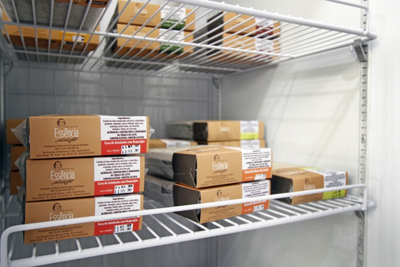 {'nm_midia_inter_thumb1':'https://www.jornaldocomercio.com/_midias/jpg/2020/11/05/206x137/1_jr_051120___atelie_das_cucas__12_-9181579.jpg', 'id_midia_tipo':'2', 'id_tetag_galer':'', 'id_midia':'5fa43a0562e63', 'cd_midia':9181579, 'ds_midia_link': 'https://www.jornaldocomercio.com/_midias/jpg/2020/11/05/jr_051120___atelie_das_cucas__12_-9181579.jpg', 'ds_midia': 'Fotos na Cucas Essência da Vó. Fazer imagens da fonte (Marla), do ambiente e dos produtos. ', 'ds_midia_credi': 'JOYCE ROCHA/JC', 'ds_midia_titlo': 'Fotos na Cucas Essência da Vó. Fazer imagens da fonte (Marla), do ambiente e dos produtos. ', 'cd_tetag': '1', 'cd_midia_w': '800', 'cd_midia_h': '533', 'align': 'Left'}