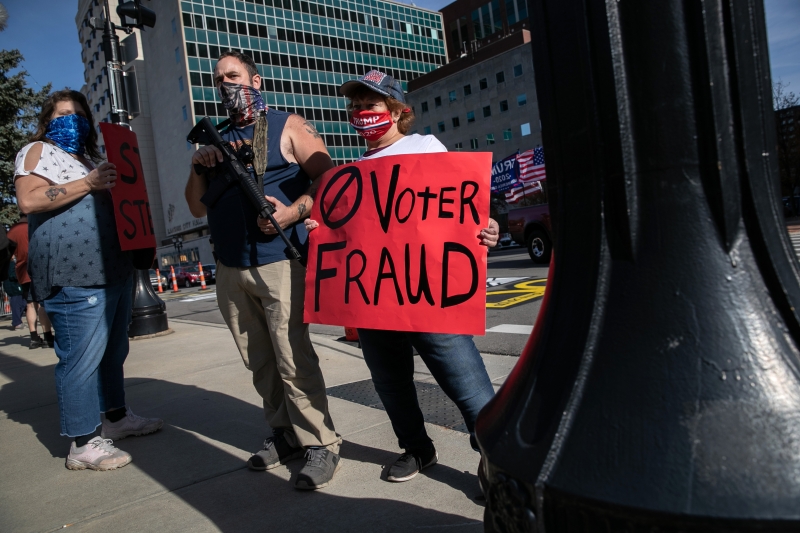 Apoiadores lamentaram a notícia da vitória de Joe Biden e falam em fraude nas eleições