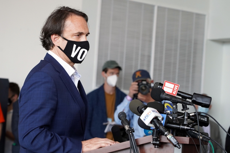 Em Atlanta, diretor eleitoral da Geórgia, Richard Barron, se dirige à mídia a respeito da contagem das cédulas