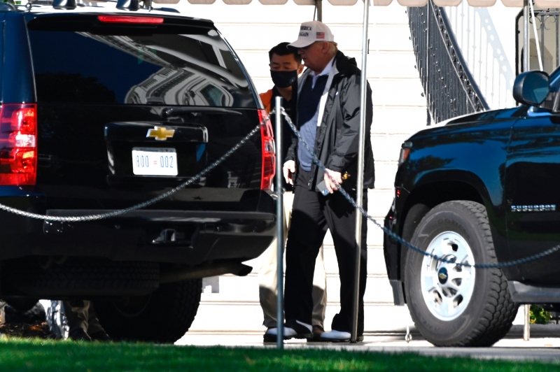 Presidente Donald Trump caminha para carreata na Casa Branca em Washington, DC, neste sábado