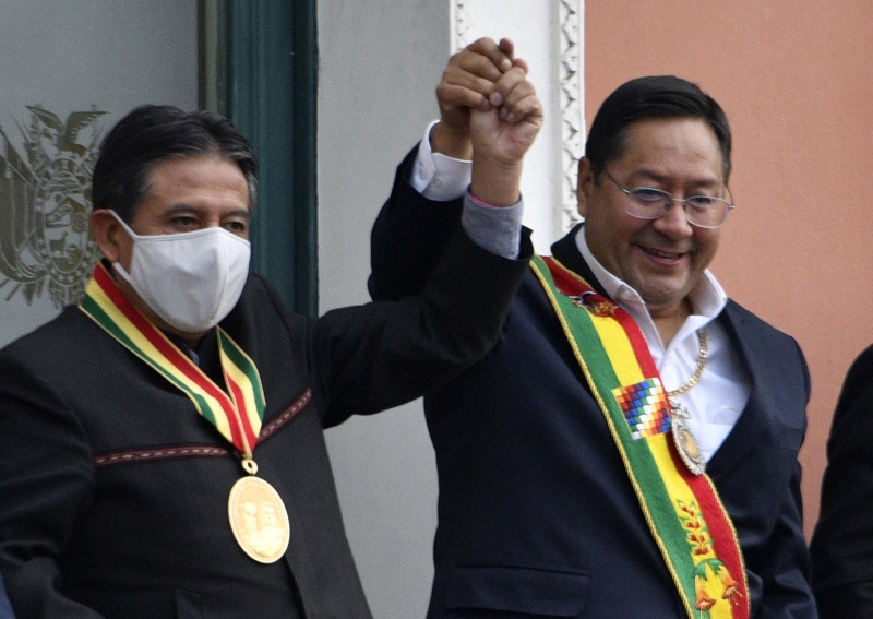 Eleito em primeiro turno, Arce (d) recebeu a faixa presidencial das mãos de seu vice, David Choquehuanca