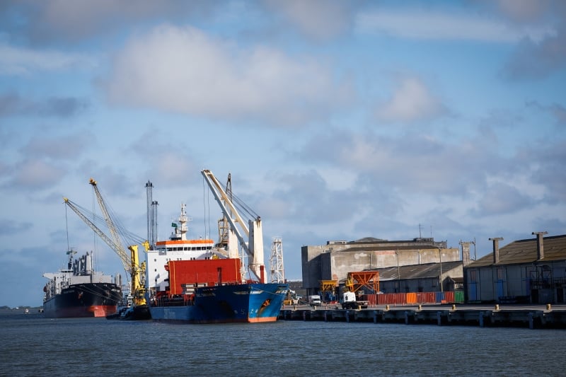 O valor foi alcançado com exportações de US$ 12,422 bilhões e importações de US$ 8,915 bilhões