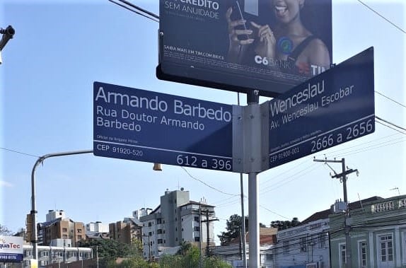 Sinal na rua Armando Barbedo foi substituído por um novo, após identificação de erro no código postal