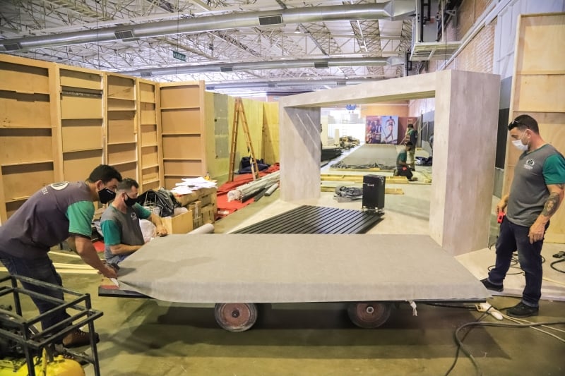 Estandes estão sendo montados no Serra Park, em Gramado; evento contará com 100 expositores 