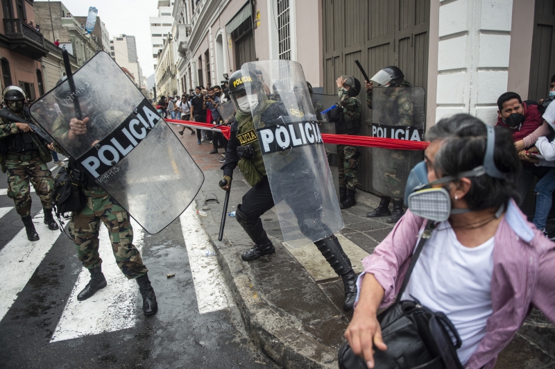 Peruanos intensificaram os protestos contra Merino, gritando 'abaixo o usurpador'