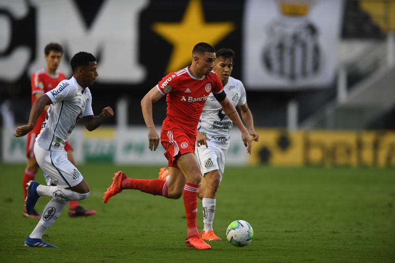 Thiago Galhardo, artilheiro com 15 gols, não conseguiu furar bloqueio do time santista