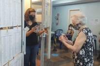 Idosa de 89 anos n�o falta elei��o e j� votou em Porto Alegre