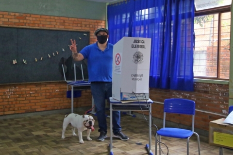 Maroni vota acompanhado do cachorro e tem atritos com eleitores