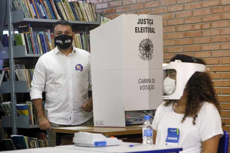 Candidato do Republicanos votou pela manhã em escola no bairro Alto Petrópolis