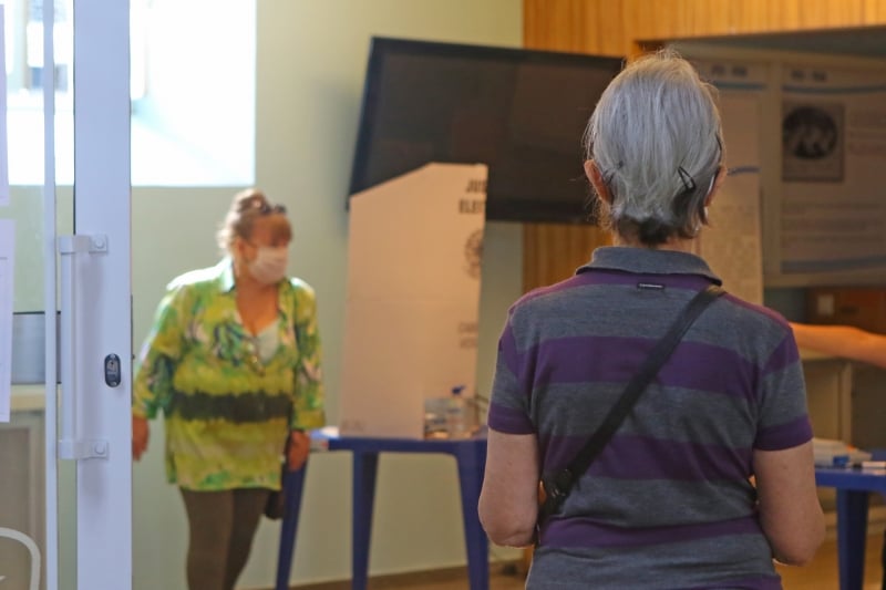 O eleitor pode levar cola eleitoral, mas nada de fazer selfies na cabine de votação