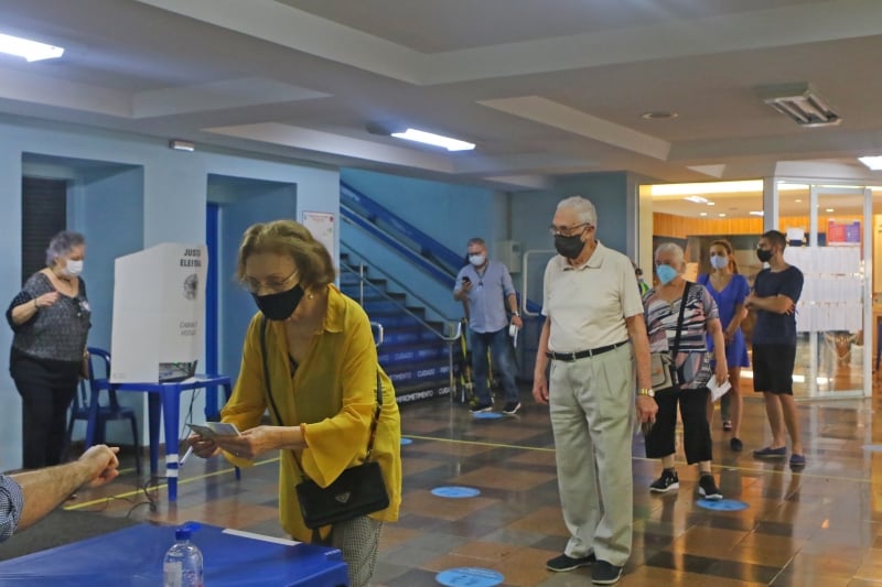 O domingo movimentou milhões de eleitores às urnas para escolher prefeitos e vereadores