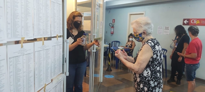 Dona Celita Rosa, com 89 anos, nunca perde uma eleição e votou cedo em Porto Alegre