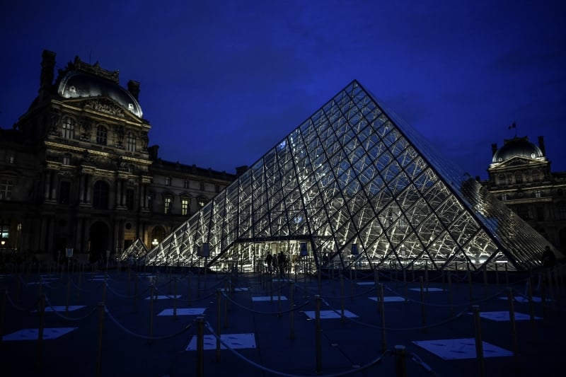 Um porta-voz afirmou que optou por esvaziar o Louvre "durante todo o dia, momento essencial para realizar uma verificação"