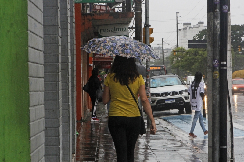 Porto Alegre tem sensação de abafamento ao longo do dia e pancadas de chuva