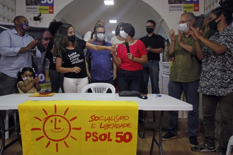 Anúncio na sede municipal do PSOL teve a presença de Manuela, Fernanda e outras lideranças