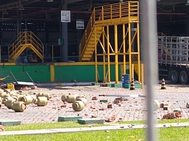 Forte impacto da explosão atirou botijões para fora da área onde ocorreu o acidente