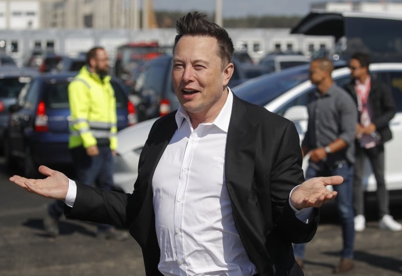 Suas empresas mais famosas, a SpaceX e a montadora Tesla, foram muitas vezes � beira da fal�ncia