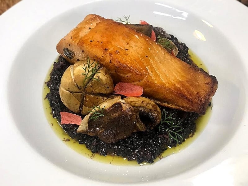 Seção Homem na cozinha traz a receita de Salmão com arroz negro e cogumelos