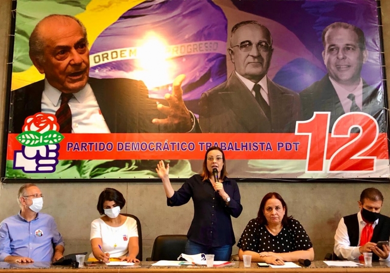 Na sede do PDT, Juliana Brizola (em pé) oficializa apoio ao lado de Manuela e dirigentes do PDT