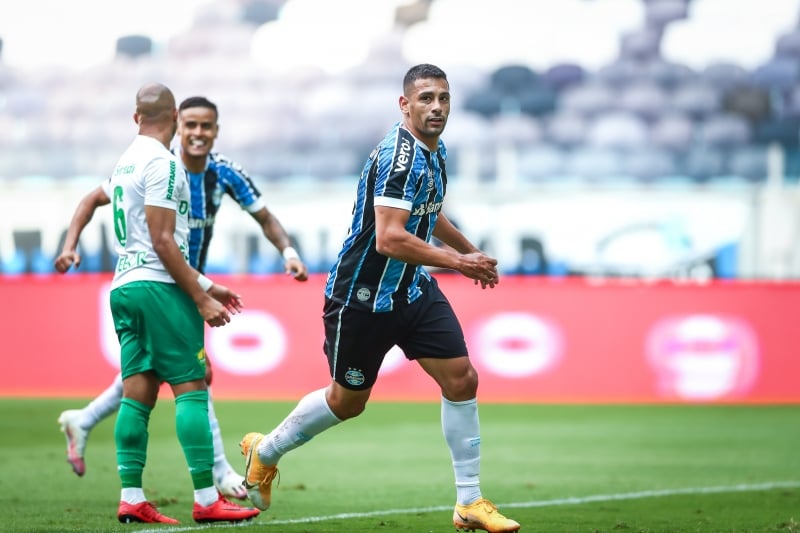 Diego Souza marcou os dois gols gremistas na tarde de ontem, na Arena